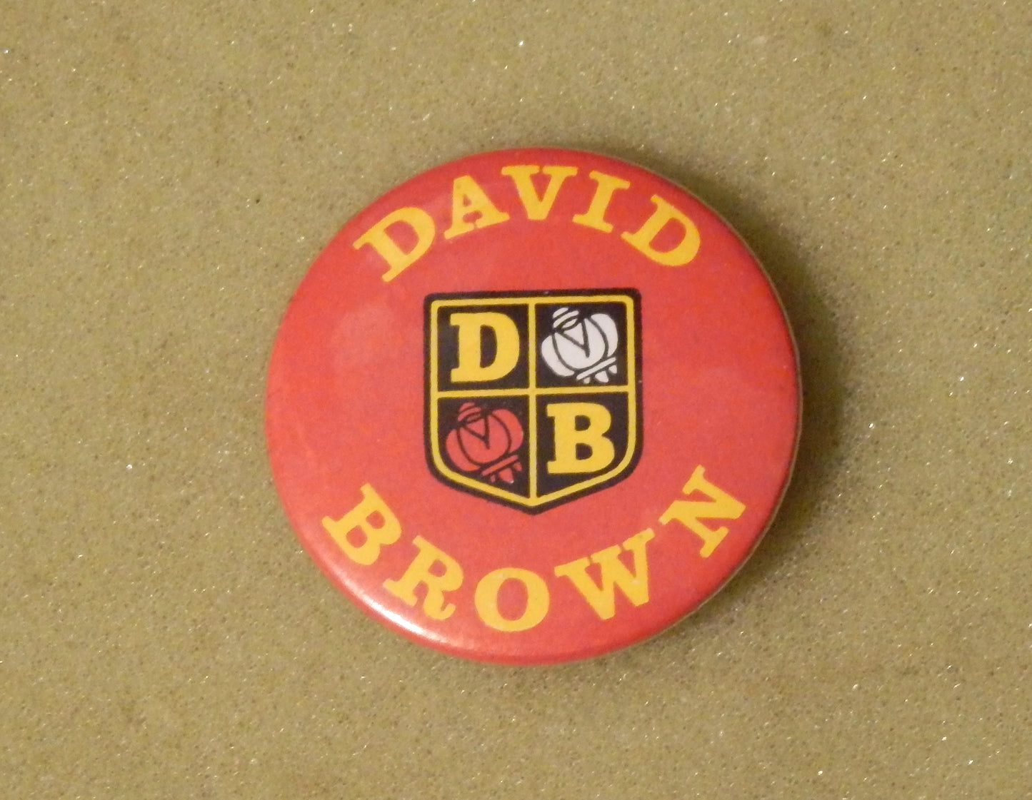 Oude Button speld van David Brown , jaren 70