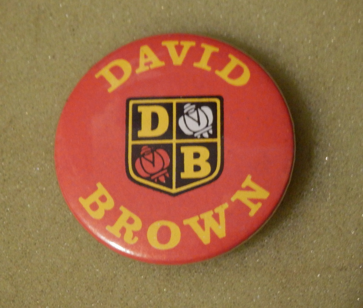 Oude Button speld van David Brown , jaren 70