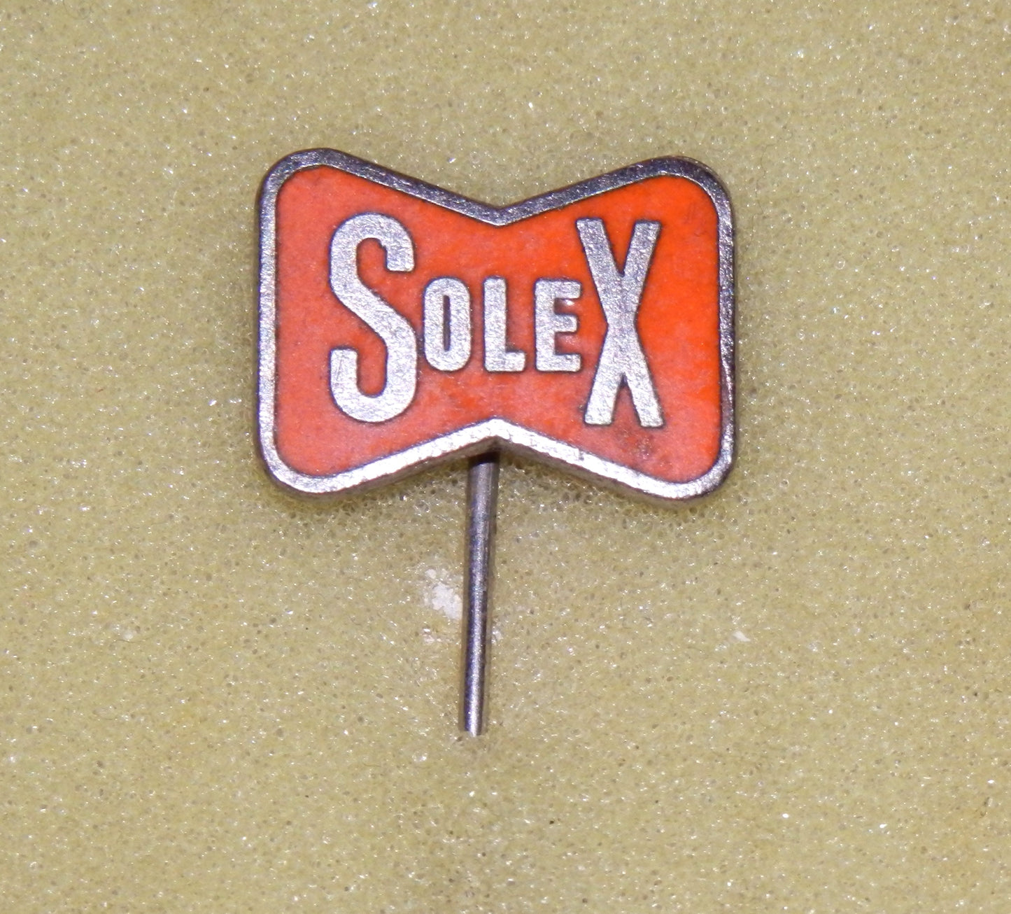 Emaille Speld Solex oranje met Grote X