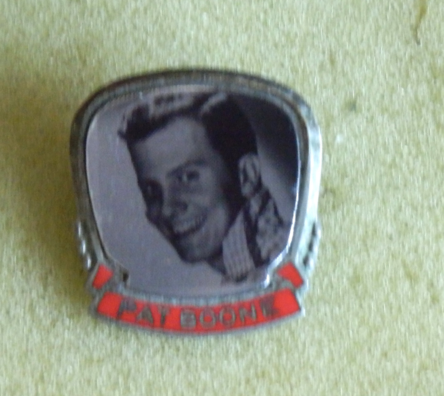 Emaille Broche speld Pat Boone Rood, origineel jaren 60