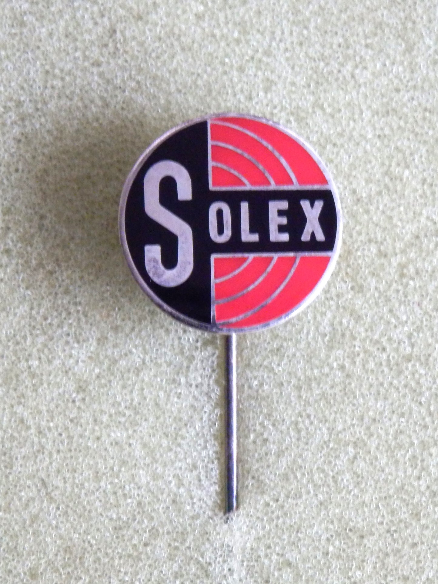 Emaille speld Solex , Zwart Rood, jaren 90  In uitstekende staat.