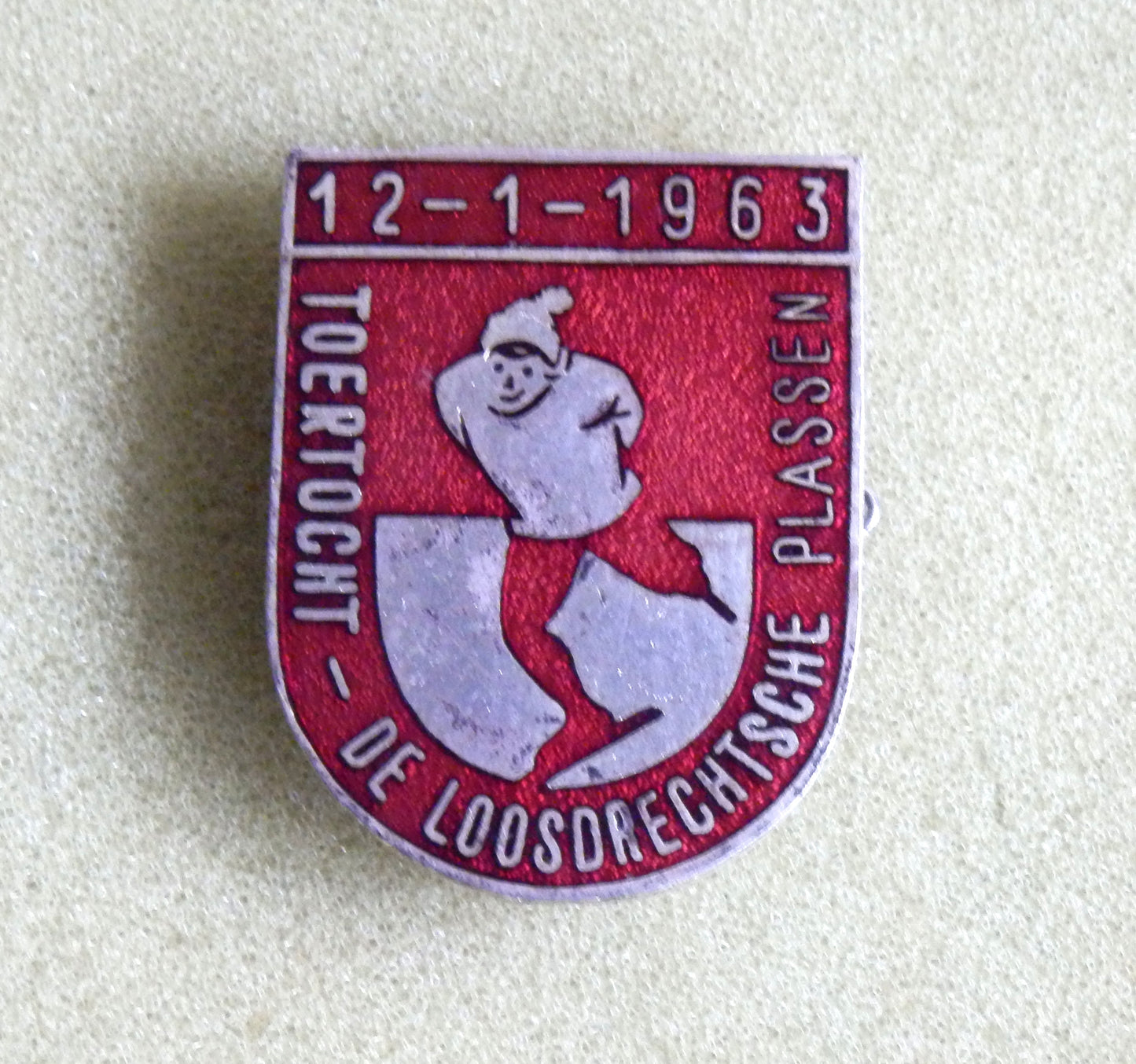 Emaille Broche speld - Toertocht Schaatsen -12-1-1963